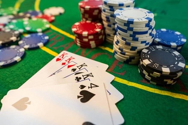 Gaple Online gameplay interface showing domino tiles and player positions
